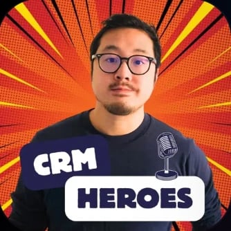 David Nget sur la pochette de son podcast CRM Heroes