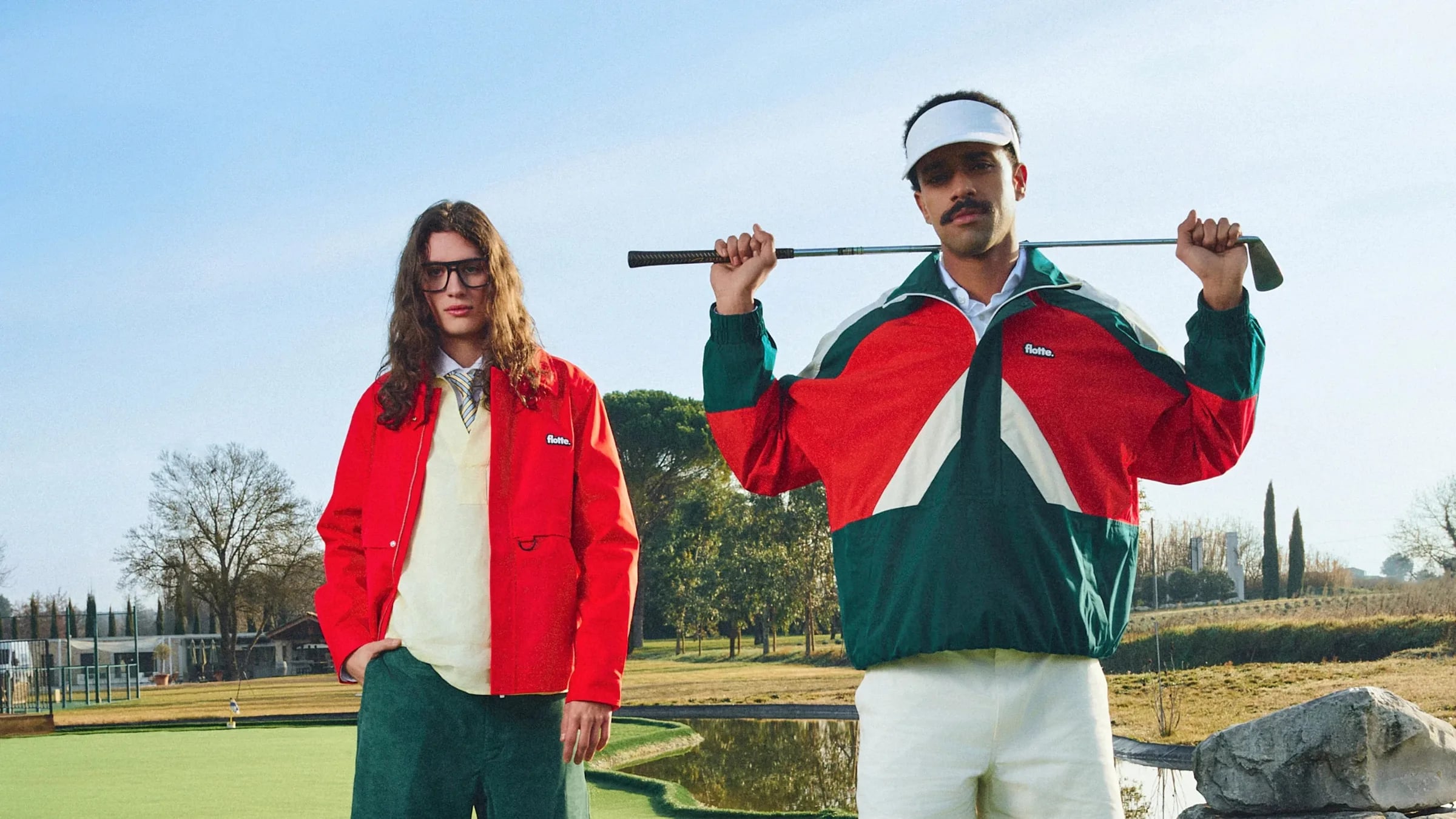 Campagne Flotte Social Club sur un golf : une veste imperméable rouge et une veste Abbesses sapin et rouge